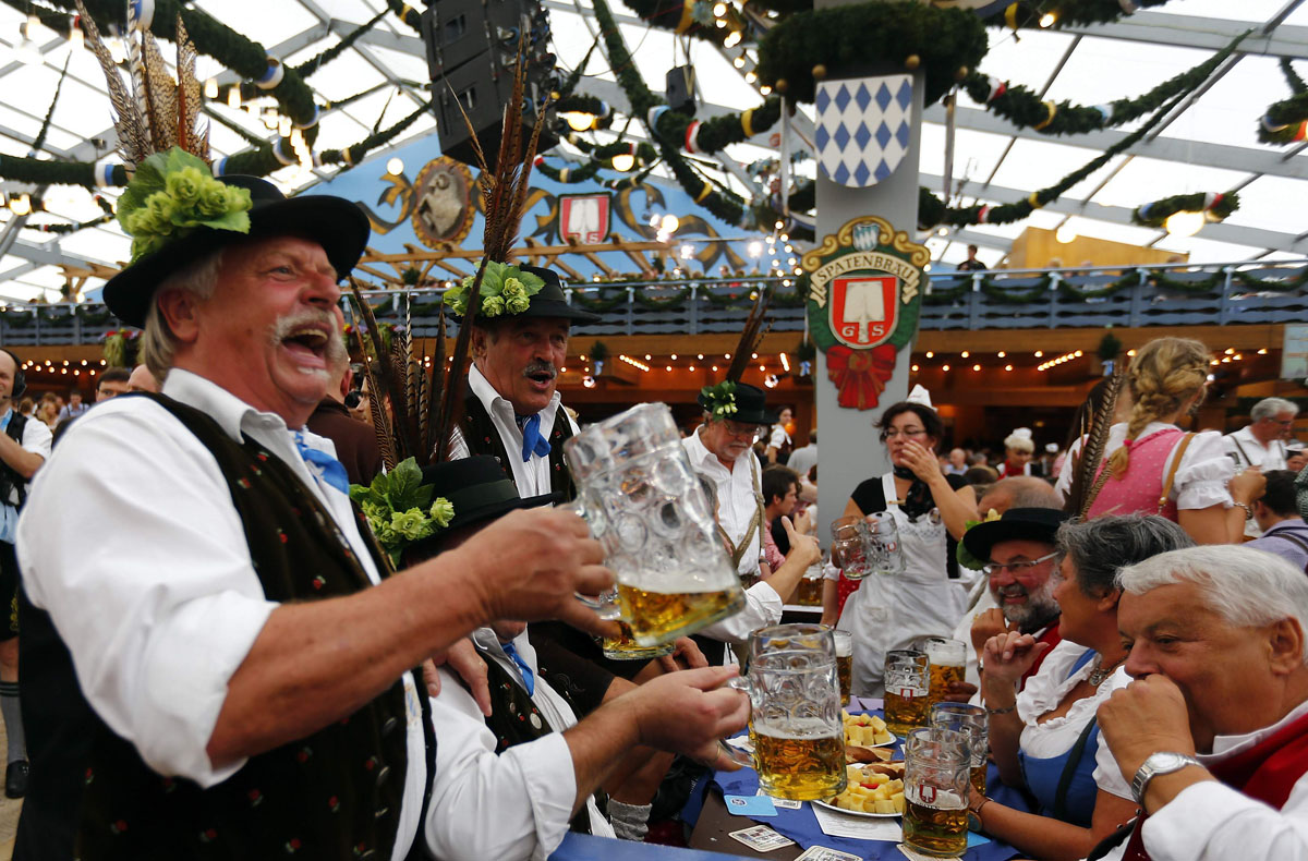 Revellers salute with beer after the opening of the 179th Oktoberfest in Munich September 22, 2012. Millions of beer drinkers from around the world will come to the Bavarian capital over the next two weeks for the 179th Oktoberfest, which starts today and runs until October 7, 2012. REUTERS/Michael Dalder(GERMANY - Tags: SOCIETY ENTERTAINMENT) ORG XMIT: MDA28