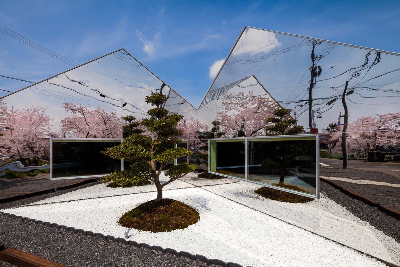 Mirrors Cafe, Japan